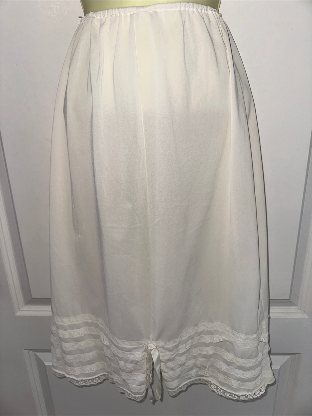 Vintage 50s/60s Creamy White Layered Lace Hem Nylon Half Slip